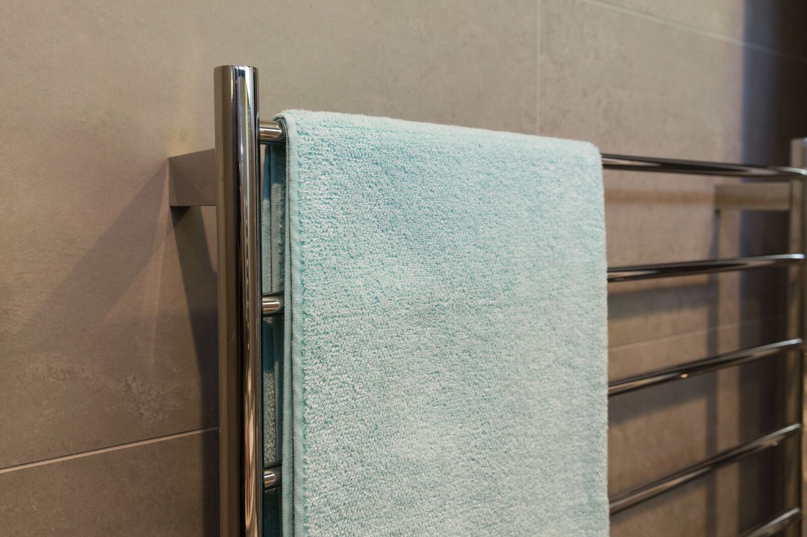 stainless-steel-round-tube-heated-towel-rail-zoom-in