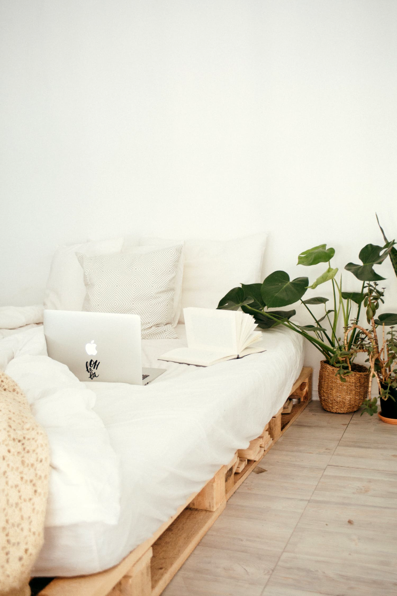bedroom with white and crate bed